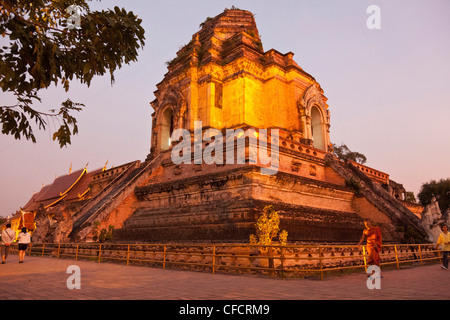 Mönch vor die große Stupa des Wat Chedi Luang im Abendlicht, Chiang Mai, Thailand, Asien Stockfoto