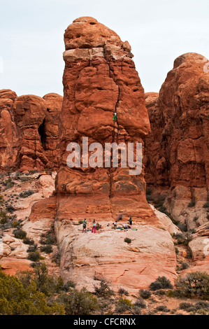 Familie Klettern, Arches-Nationalpark, Utah, Vereinigte Staaten von Amerika Stockfoto