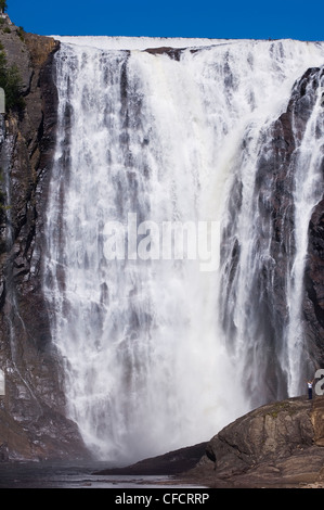 Frau mit ausgestreckten Armen an den Montmorency Falls, befindet sich 10 km östlich von Quebec Stadt, Quebec, Kanada. Stockfoto