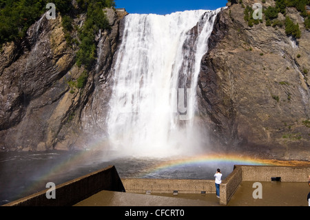 Besucher sehen Montmorency Falls, liegt 10 km östlich von Quebec Stadt, Quebec, Kanada. Stockfoto