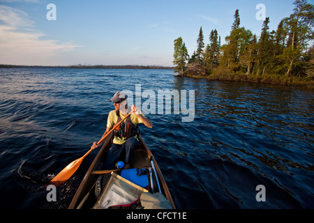 Ein junger Mann Kanu und camping für 2 Wochen im Wabakimi Provincial Park, Nord-Ontario, Kanada Stockfoto