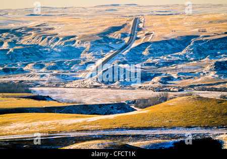 Schneebedeckte Hügel, Rosedale, die Badlands, Alberta, Kanada Stockfoto