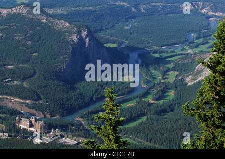 Blick hinunter vom Sulphur Mountain, Banff Springs Hotel und Golfplatz Townsite, Alberta, Kanada. Stockfoto