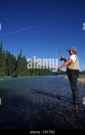 In der Nähe von Lake Louise Frau fliegen Fische im Fluss, Alberta, Kanada. Stockfoto