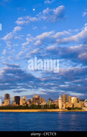 Am frühen Morgen Skyline mit Altstadt von Montreal im Vordergrund, über St. Lawrence River, Montreal, Quebec, Kanada. Stockfoto