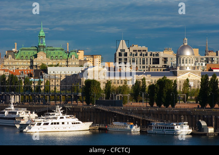 Blick über San Lorenzo in Old Montreal, Rathaus im Hintergrund, Montreal, Quebec, Kanada. Stockfoto