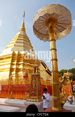 Wat Doi Suthep, Mann zu Fuß rund um die Goldene Pagode, buddhistische Tempel auf einem Berg, Chiang Mai, Thailand, Asien Stockfoto
