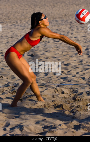 Volleyball-Spieler an den östlichen Stränden, Toronto, Ontario, Kanada Stockfoto