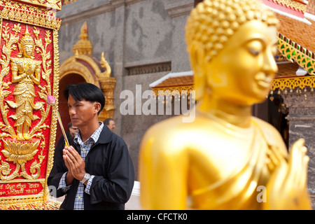Wat Doi Suthep, buddhistische Person zu Fuß rund um die Pagode, Lotus-Blume in seinen Händen, Chiang Mai, Thailand, Asien Stockfoto