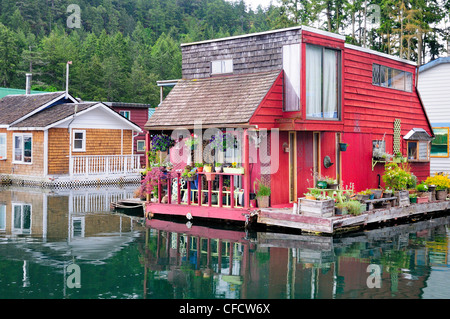 Rustikales Hausboot in der Maple Bay Marina in der Nähe von Duncan, BC. Stockfoto