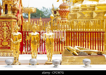 Wat Doi Suthep, goldenen Buddha-Statuen, stehend und liegend, buddhistische Tempel auf e Berg, Chiang Mai, Thailand, Asien Stockfoto