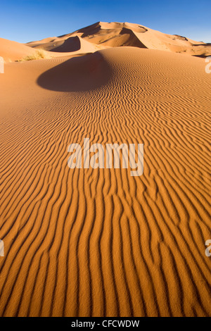 Kleine Wellen Rollen Orangen Dünen und Sand im Erg Chebbi Sand Meer in der Nähe von Merzouga, Marokko, Nordafrika, Afrika Stockfoto