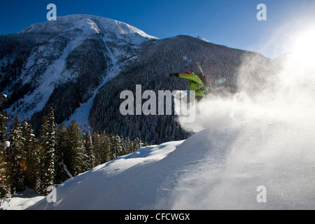 Ein junger Mann Splitboarding im Hinterland von Roger Pass, Glacier Nationalpark, Britisch-Kolumbien, Kanada Stockfoto