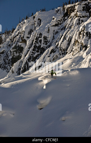 Ein junger Mann Splitboarding im Hinterland von Roger Pass, Glacier Nationalpark, Britisch-Kolumbien, Kanada Stockfoto