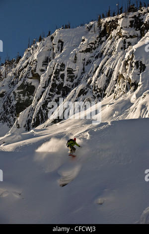 Ein junger Mann Splitboarding im Hinterland von Roger Pass, Glacier Nationalpark, Britisch-Kolumbien, Kanada Stockfoto