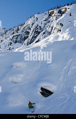 Ein junger Mann Splitboarding im Hinterland von Roger Pass, Glacier Nationalpark, Britisch-Kolumbien, Kanada Stockfoto