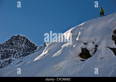 Ein junger Mann Splitboarding im Hinterland von Roger Pass, Glacier Nationalpark, Britisch-Kolumbien, Kanada Stockfoto