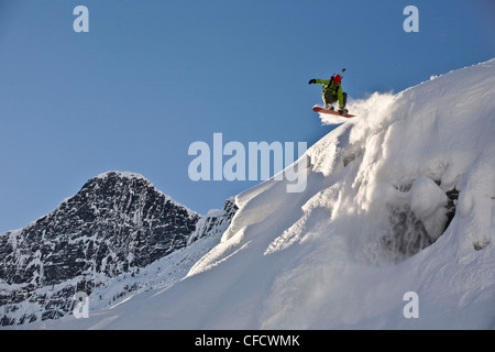 Ein junger Mann Splitboarding im Hinterland von Roger Pass, Glacier Nationalpark, Britisch-Kolumbien, Kanada Stockfoto