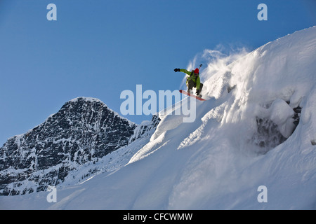 Ein junger Mann Splitboarding im Hinterland von Roger Pass, Glacier Nationalpark, Britisch-Kolumbien, Kanada Stockfoto