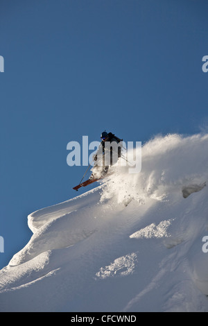 Eine männliche Freeskier Skitouren in Roger Pass, Glacier Nationalpark, Britisch-Kolumbien, Kanada Stockfoto
