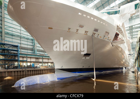 Kreuzer im Bau im Trockendock, Meyer Werft, Papenburg, Niedersachsen, Deutschland Stockfoto