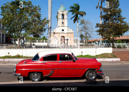 Klassische rote amerikanische von der Altstadt entfernt in Vinales Dorf, Pinar Del Rio, Kuba, Karibik, Mittelamerika Auto Stockfoto