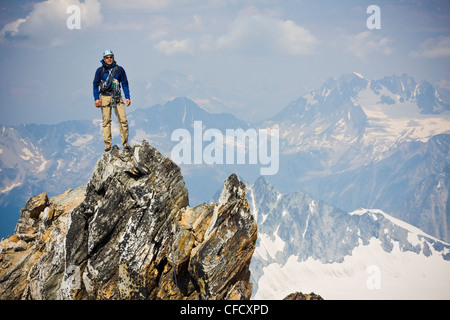 Ein junger Mann Bergsteigen die klassische Nord West Ridge von Mt. Sir Donald, Glacier National Park, Britisch-Kolumbien, Kanada Stockfoto