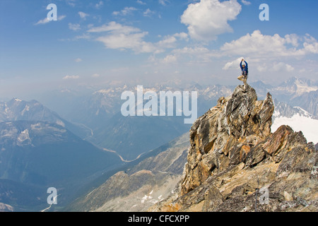 Junger Mann Berg klettern die klassische Nord West Ridge von Mt. Sir Donald, Glacier National Park, Britisch-Kolumbien, Kanada Stockfoto