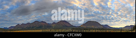 Panoramic view of the mountains down the Annie Lake Road in fall colours, Yukon, Canada. Stockfoto