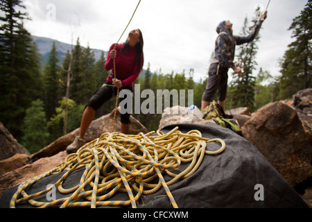 Kletterer sichern an Lost Boys Felsen, Jasper Nationalpark, Alberta, Kanada Stockfoto