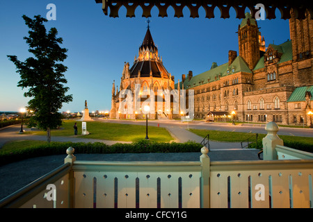 Die Bibliothek des Parlaments von Gazebo, Mittelblock, Parliament Hill, Ottawa, Ontario, Kanada Stockfoto