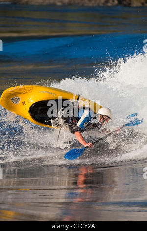 Junger Mann Freestyle Kajak auf Skookumchuk Ozean Stromschnellen, Skookumchuck Narrows Provincial Park, Egmont, Britisch-Kolumbien, Kanada Stockfoto