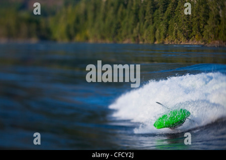 Junger Mann Freestyle Kajak auf Skookumchuk Ozean Stromschnellen, Skookumchuck Narrows Provincial Park, Egmont, Britisch-Kolumbien, Kanada Stockfoto