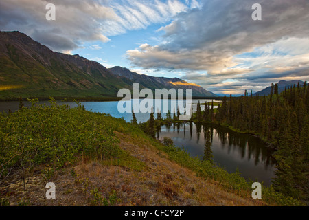 Sonnenuntergang über Annie See vor Whitehorse, Yukon, Kanada. Stockfoto