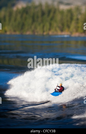 Junger Mann Freestyle Kajak auf Skookumchuk Ozean Stromschnellen, Skookumchuck Narrows Provincial Park, Egmont, Britisch-Kolumbien, Kanada Stockfoto