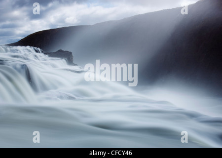 Tosende Wasser am Gullfoss, mit Sonnenlicht Wangen hinunter durch das Spray in der Nähe von Reykjavik, Island Stockfoto