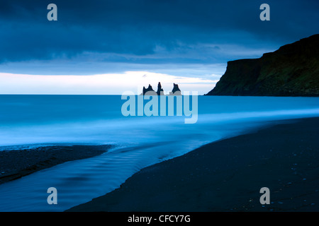 Twilight-Blick in Richtung Rock-Stacks am Reynisdrangar vor der Küste bei Vik, South Island, Island, Polarregionen Stockfoto