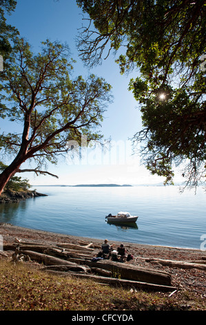 Freizeit-Segler genießen ruhigen Strand auf kleine Golf-Insel, Britisch-Kolumbien, Kanada Stockfoto