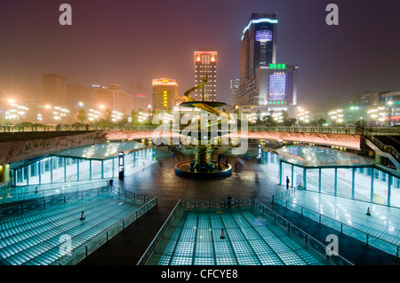 Tianfu Square bei Nacht, Chengdu, Sichuan, China, Asien Stockfoto