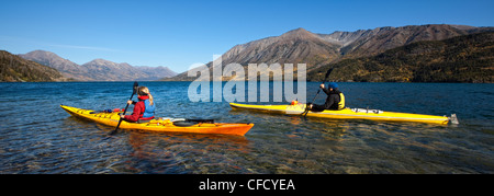 Kajak am Tutshi Lake, British Columbia, Kanada. Stockfoto