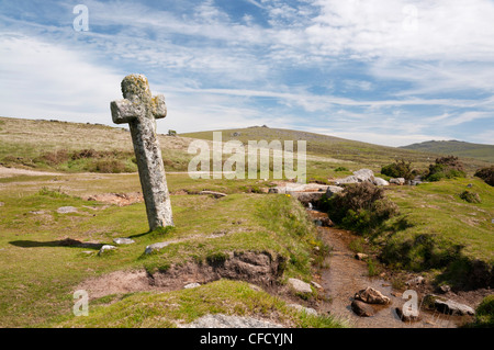 Alte Granit Kreuz bekannt als windigen Post neben Leat auf Dartmoor, Devon UK Stockfoto