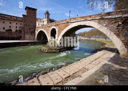 Ponte Fabricio über den Fluss Tiber, Isola Tiberina, Rom, Latium, Italien, Europa Stockfoto