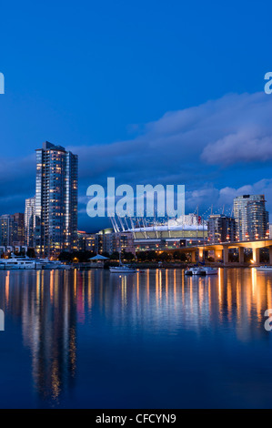 Cambie Bridge, die Skyline der Stadt mit neuen Schiebedach auf BC Place Stadium, False Creek, Vancouver, Britisch-Kolumbien, Kanada Stockfoto