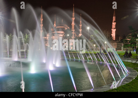 Farbige Brunnen in der Nacht in Sultan Ahmet Park, Istanbul, Türkei Stockfoto