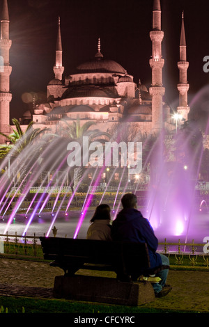 Farbige Brunnen in der Nacht in Sultan Ahmet Park, Istanbul, Türkei Stockfoto