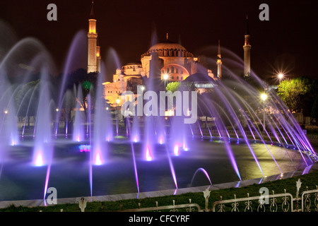 Farbige Brunnen in der Nacht in Sultan Ahmet Park, Istanbul, Türkei Stockfoto