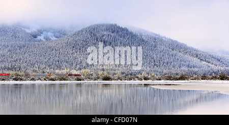 Güterzug und frisch gefallenen Schnee. Vermillion Seen, Banff Nationalpark, Alberta, Kanada. Stockfoto