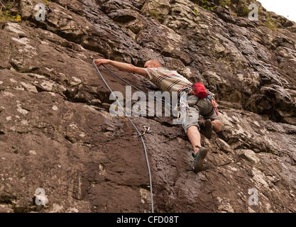 Ein Kletterer gilt für den Clip ein Blei Sport unterwegs auf Quarz Dolomit bei Benny Beg Schottland. Stockfoto