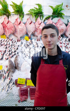 Fisch-Markthändler in Kadiköy, asiatischen Seite des Bosporus, Istanbul, Türkei Stockfoto