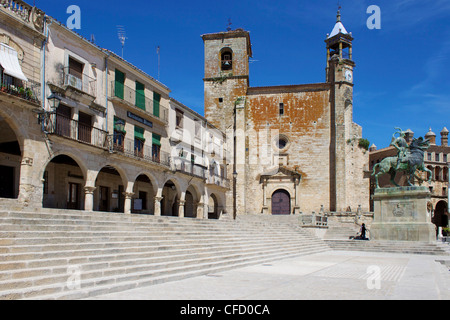 Pizarro Statue und Kirche San Martin, Plaza Mayor, Trujillo, Extremadura, Spanien, Europa Stockfoto